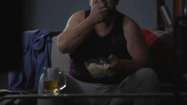 Obézní muž, který sledoval komediální show přejídání nezdravé jídlo, pasivní volný čas doma — Stock video