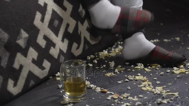 Špinavá podlaha se zbytky jídel, detailní člověka pantofle, lenost, přejídání — Stock video