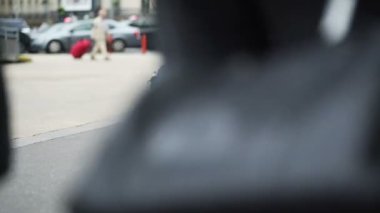 Havaalanı yakınlarında yürüyüş ve bavul tekeri tekerlek üzerinde çalışırken birçok kişi seyahat
