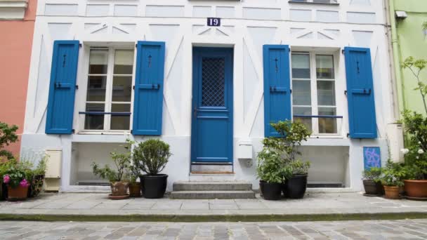 Paris, Fransa, Rue Cremieux sokakta güzel renkli binalar yer — Stok video
