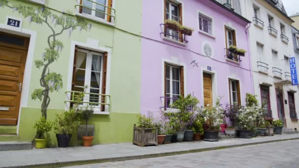 Flores e arbustos de pé em vasos perto de casas coloridas, rua agradável em Paris — Vídeo de Stock