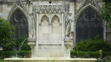 Bakire Çeşmesi ve Notre Dame de Paris, ünlü cazibe merkezleri, Fransa