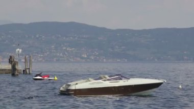 İskele, kıyı kenti mesafe yakın dalgalar deniz üzerinde yüzen demirli sürat tekneleri