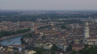 Cityscape tarihsel bakan eski Verona şehri dar Nehri ile bölüm