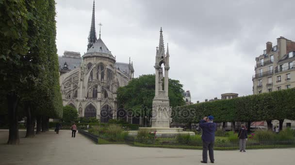 Turismo fotografiando la famosa Notre-Dame medieval de Paris, Francia — Vídeos de Stock