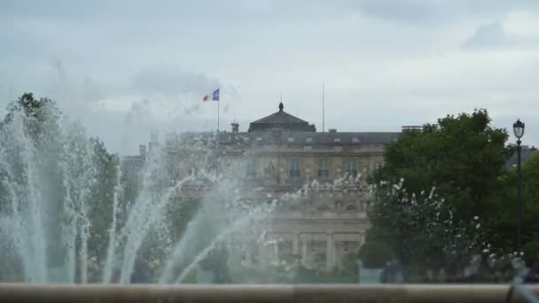 Paris'teki Lüksemburg Sarayı'nın görünümü ile çeşme, gezi turuna, Fransa — Stok video