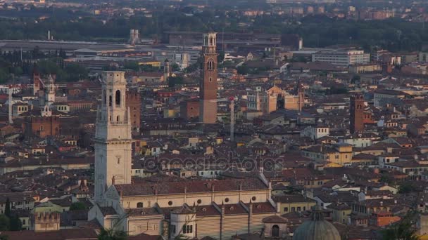 Старые соборы с башнями в историческом центре Вероны, панорама — стоковое видео