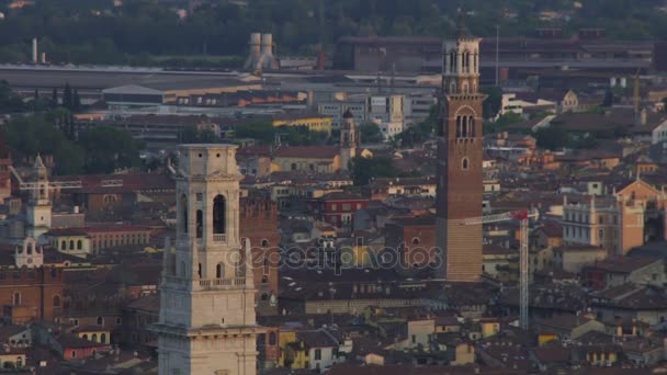 Alte torri di antiche cattedrali sopra case del centro storico, panorama girato — Video Stock