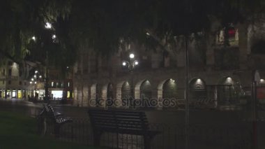 Kemerli gece, ışıklar kafe ıssız karşısında ışıklı duvar
