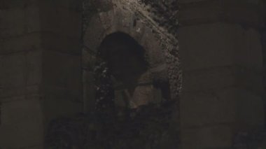 Ürkütücü kemerli kapı, gizemli binanın geceleri ışıklı taş duvar
