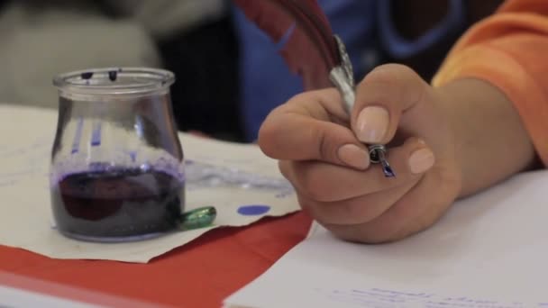 Close-up van kalligrafie sessie op middeleeuwse maskerade, vrouw liefdesbrief schrijven — Stockvideo