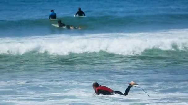 Facet, pływanie na pokładzie surfingu w ocean fala, początkujący nauka surfingu: zagłębiania — Wideo stockowe