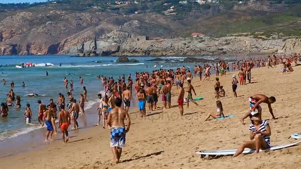 卡斯卡伊斯, 葡萄牙-大约 2014年8月: 海滩上的人。人们放松, 日光浴, 在沙滩上玩游戏, 夏季活动 — 图库视频影像