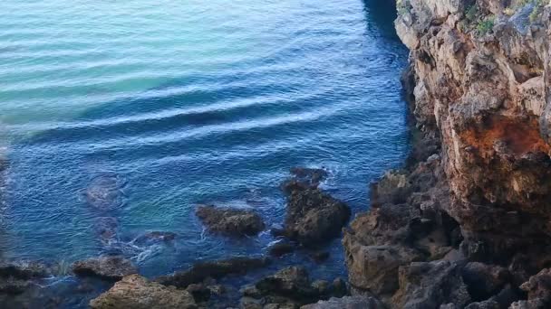 Onde che rotolano e colpiscono leggermente pietre che si alzano dal mare, natura selvaggia — Video Stock