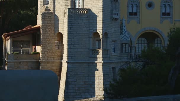 Casa tipo castillo con torre a la luz del sol de la tarde, arquitectura famosa, turismo — Vídeos de Stock