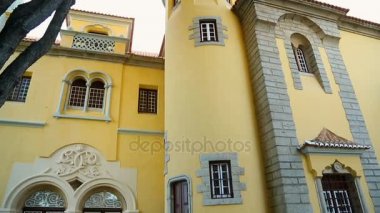 Bina Simgesel Yapı mimari tasarım, güzel tezgah kiremit parçalar halinde kaplı.