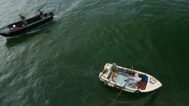 Küçük tekne ile Nehri Köprüsü altında kürek kürek yelken erkekler top görünümü