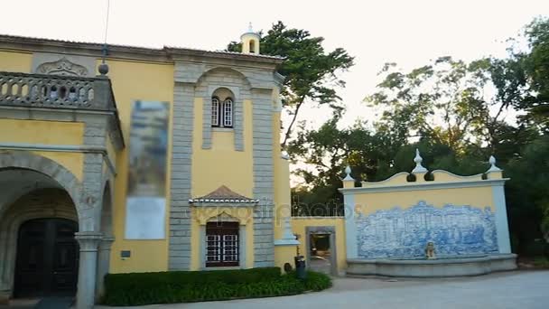 Edifício bonito decorado com imagens de azulejo azul, turismo em Portugal — Vídeo de Stock