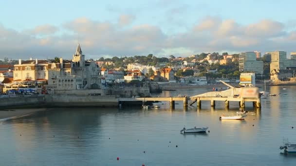 A lehorgonyzott vitorlás hajók, turizmus Cascais portugál kikötőjében fekvő kikötőváros — Stock videók