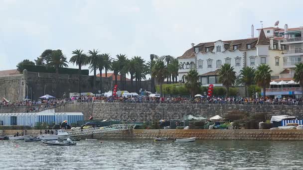 Manantial abarrotado en Cascais Portugal con mar ondulado, edificios al fondo — Vídeo de stock