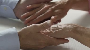 Yaşlı evli çift ilişkilerini uyum, sevgi ve destek Bakımı