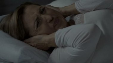 Bayan gürültü ile gece, uykusuzluk neden korkunç baş ağrısı nedeniyle uyuyamıyorum