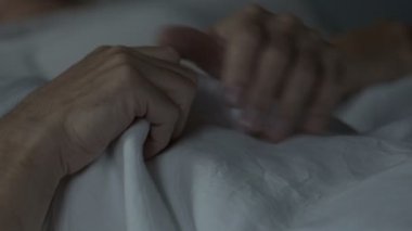 Huzur içinde onların yeni Ortopedik yatak, çift uyuyan yaşlı evli çift