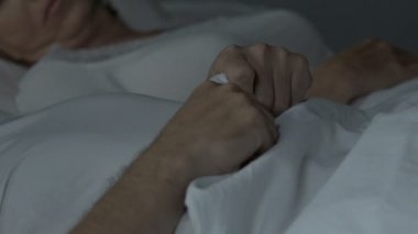 Çift yatakta uyuyor, kocası duygu rahatsızlık eski yastık ve yatak