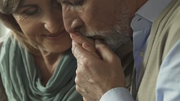 Супружеская пара наслаждается и лелеет друг друга, долгая история любви — стоковое видео