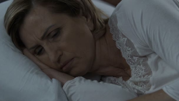 Жінка, яка страждає від безсоння через стрес, жіноче здоров'я, менопауза — стокове відео