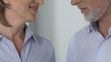 Evli çift yavaşça birbirlerine aile İdil gözünde seyir sarılma