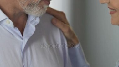 Adam tutkuyla gizli onun gözlerinin içine bakarak onun metresi kontrolden öpüşme