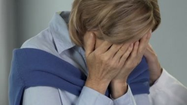 Tanı hayal kırıklığı umutsuzluk ve umutsuzluk, ağlayan üzgün kadın