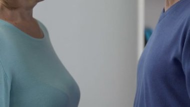 Sevgili eşi eller söyleyerek sözler, utanç öpüşme eş