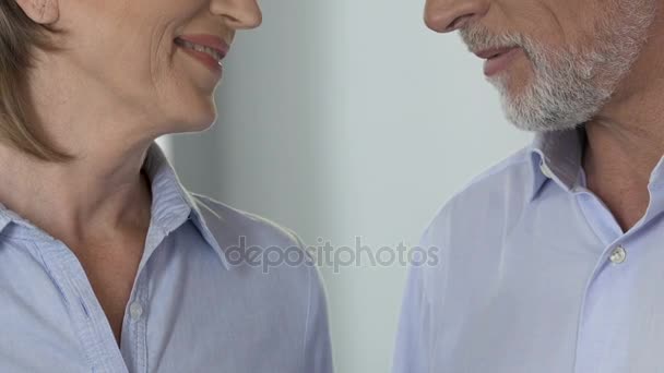 Casal casal gentilmente abraçando olhando nos olhos um para o outro, idílio familiar — Vídeo de Stock