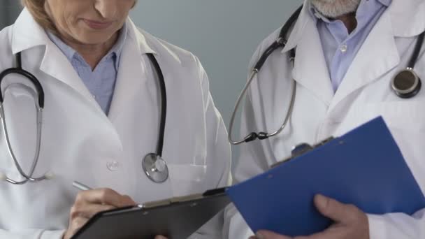 Deux médecins expérimentés discutent de la stratégie de traitement des patients gravement malades — Video