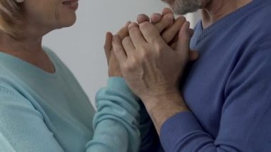 Yaşlı çift, zevk ilişkinin yetişkinlikte başlayan