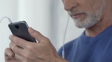 Adam akıllı, erişilebilir app onun favori şarkılarınızın çalma listesini oluşturma
