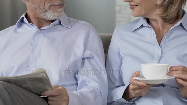 Παντρεμένο ζευγάρι δαπάνες ωραίο Σαββατοκύριακο πρωί, διαβάζοντας εφημερίδα και πίνοντας τσάι — Αρχείο Βίντεο