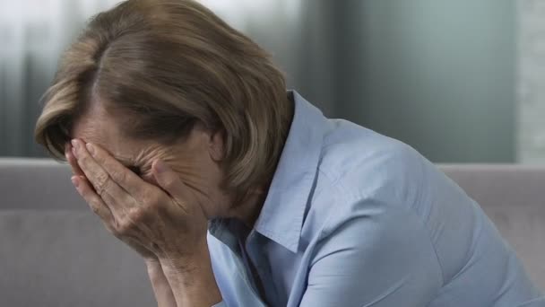 Frau sitzt in depressiver Stimmung, beunruhigt durch Beziehungskrise mit Ehemann — Stockvideo