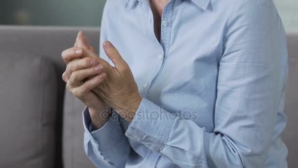 Нервова дама натирає руки, відвідуючи лікаря для обговорення психологічних проблем — стокове відео