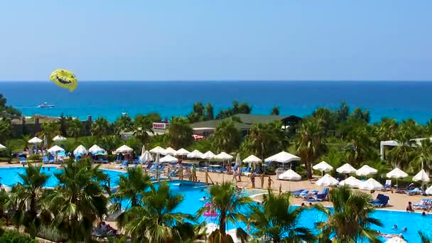 Hermoso paisaje marino desde la ventana del hotel, pasar las vacaciones en el exótico complejo de verano — Vídeo de stock