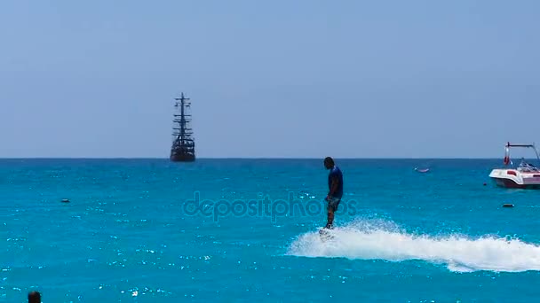 Hombre volando en un tablero en el mar, vacaciones activas de verano con deportes extremos — Vídeos de Stock