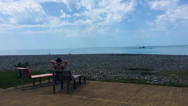 Jovem mulher atenciosa relaxando à beira-mar, viajando para países do sul exóticos — Vídeo de Stock