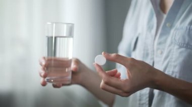 Kadın alarak ağrı kesiciler, su bardağına, ilaç aspiring atma