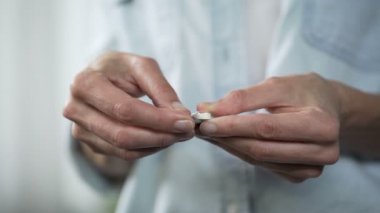 Kadın beyaz bir tablet blister ambalaj, ilaç, ilaç dışına iterek