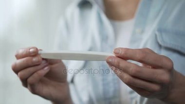 Negatif hamilelik testi elele kadın kameradan önce gösteren