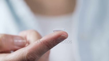 Kadın el üstünde parmak görme düzeltme, koyarak, kontakt lens tutarak