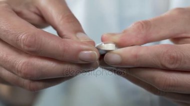 Kadın el basarak hap dışarı plastik blister, ilaç, gıda takviyesi