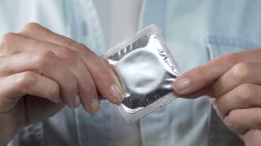Holding parmaklar mühürlü prezervatif, cinsel yolla bulaşan hastalıklar, koruma